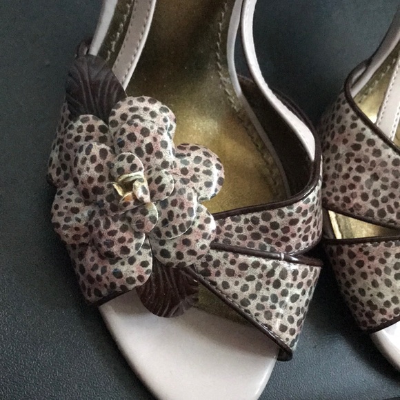 Linea Paola sling back floral sandals. - Picture 8 of 8